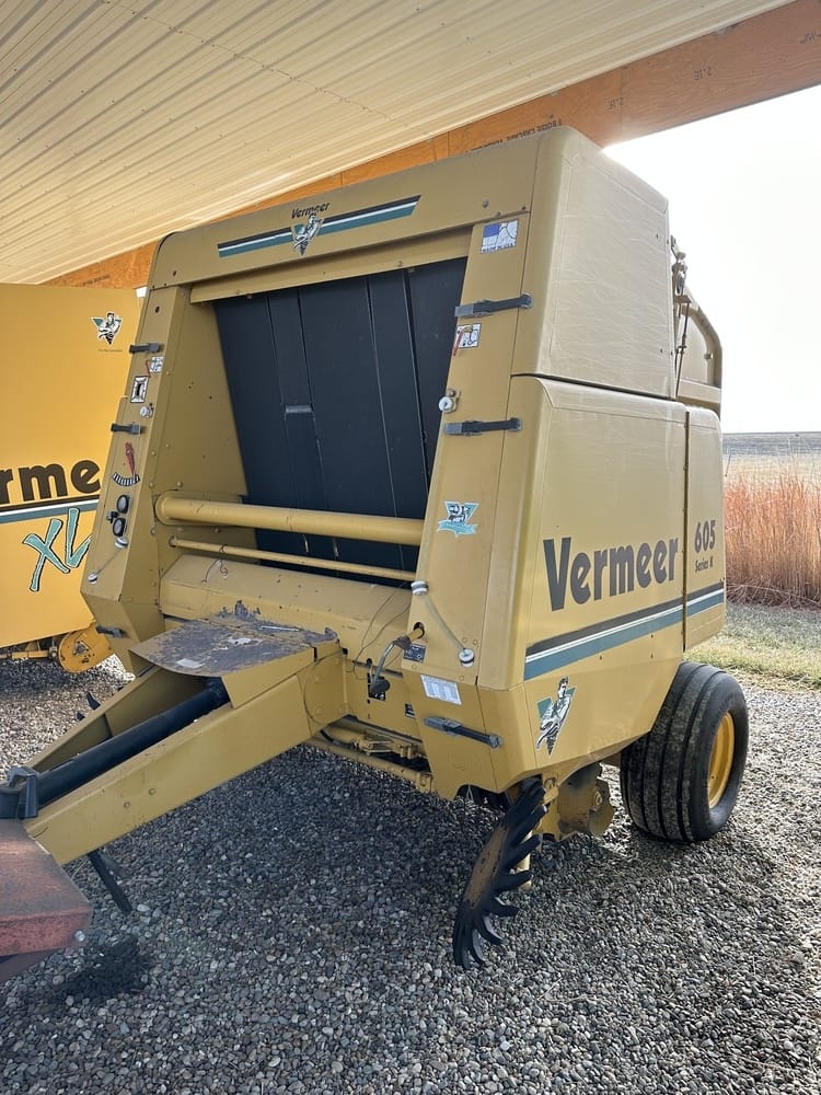 1998 Vermeer 605K Round Baler 3902