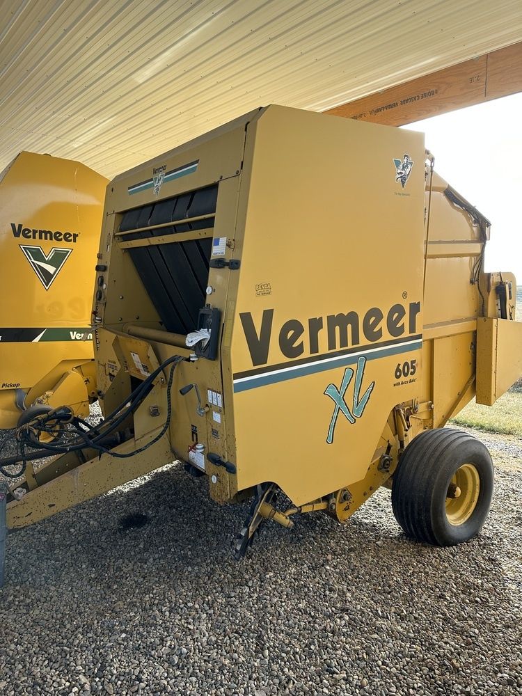 2001 Vermeer 605XL Round Baler 0734