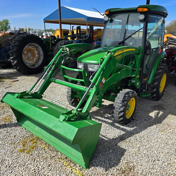 John Deere 3033R 0228